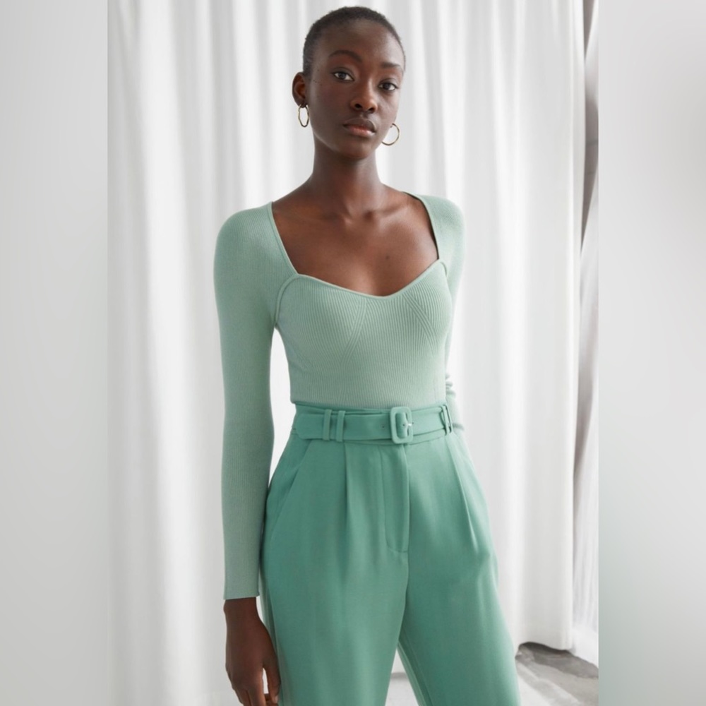 Green fitted cropped sweetheart neck ribbed top